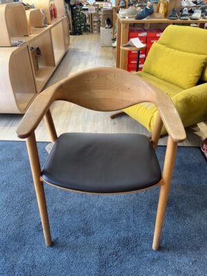 Artisan Naru Chair mit Lederpolstersitz